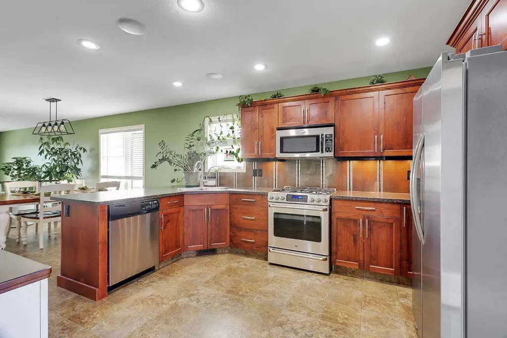 284 Vanson Close Red Deer AB T4R 0G6