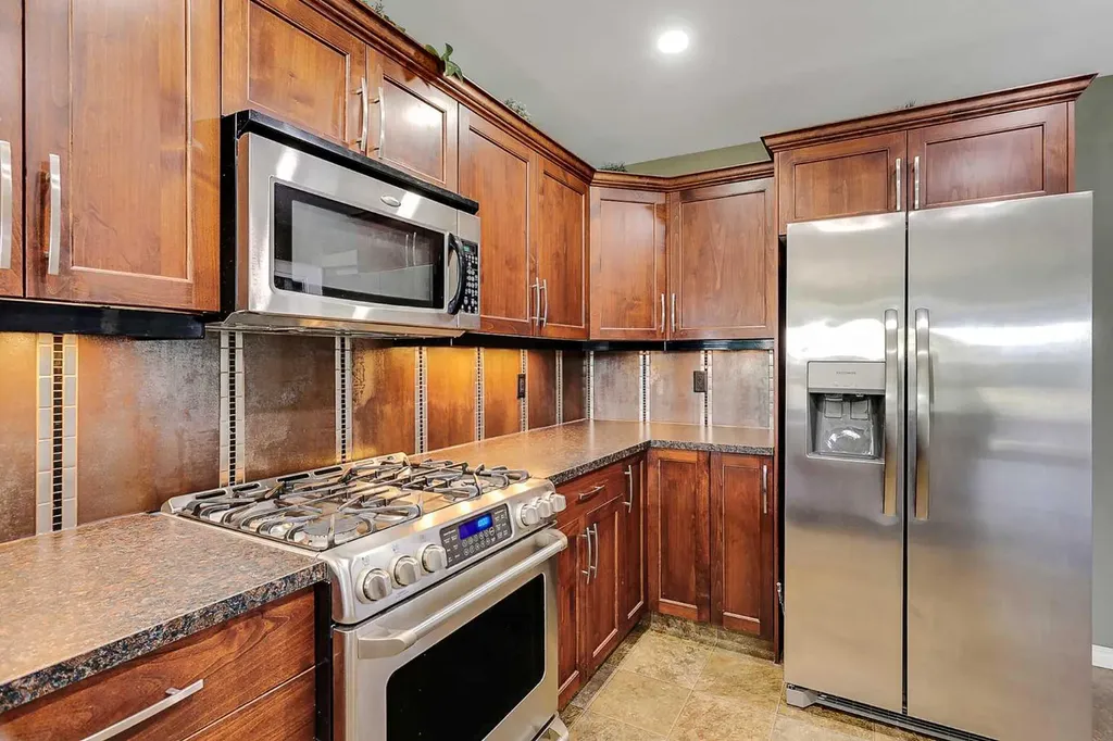 284 Vanson Close Red Deer AB T4R 0G6