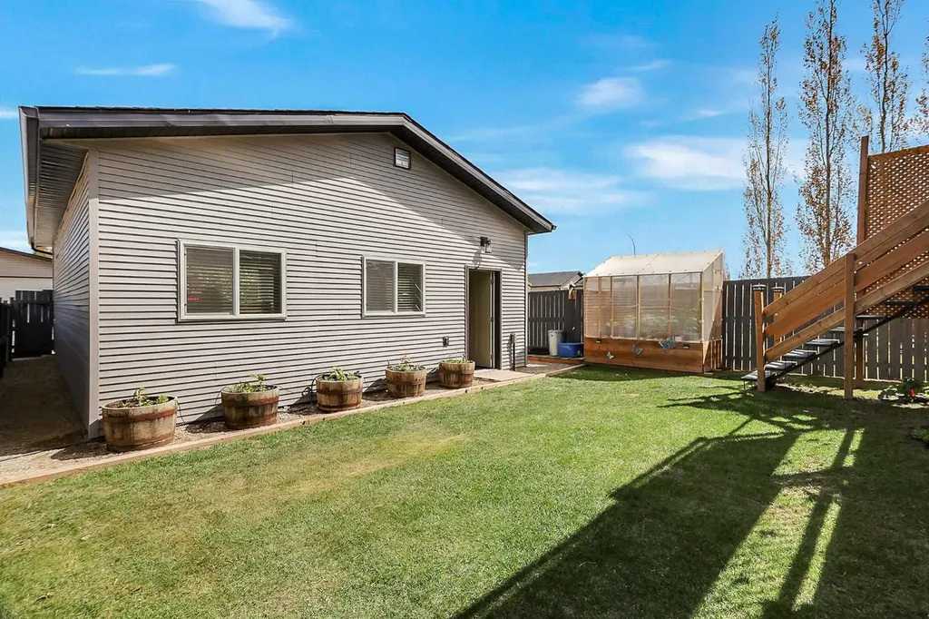284 Vanson Close Red Deer AB T4R 0G6