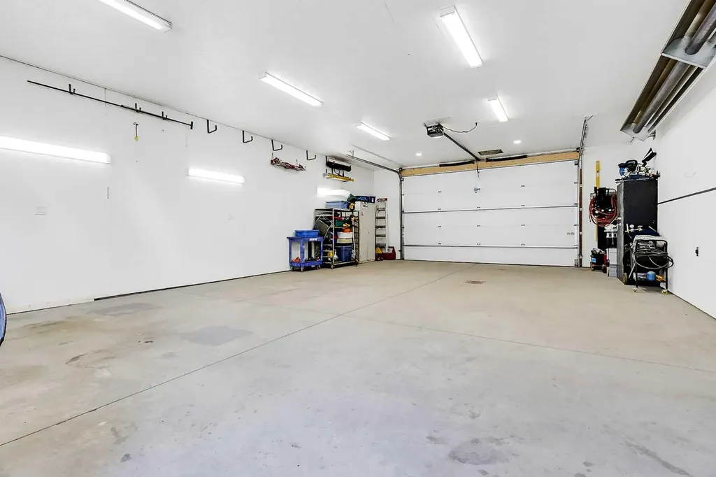 284 Vanson Close Red Deer AB T4R 0G6