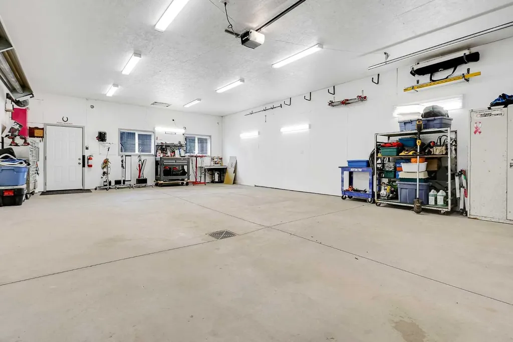 284 Vanson Close Red Deer AB T4R 0G6