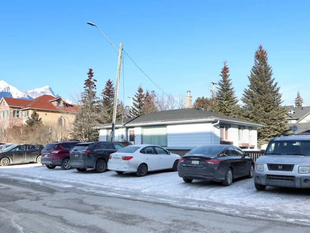 906 Main Street Canmore AB T1W1P3