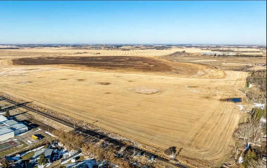 36 NW Rural Penhold AB T4G 0G5
