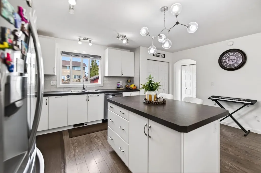 318 Teasdale Drive Red Deer AB T4P 0T1