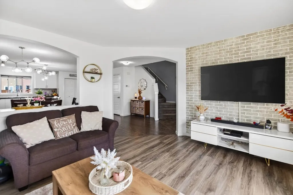 318 Teasdale Drive Red Deer AB T4P 0T1