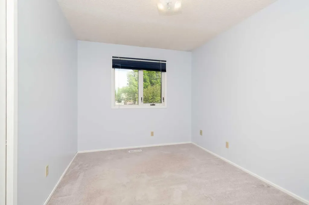 16 Simon Fraser Boulevard W Lethbridge AB T1K 4L4