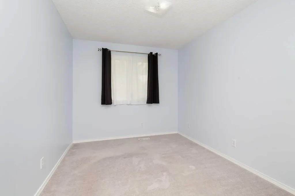 16 Simon Fraser Boulevard W Lethbridge AB T1K 4L4