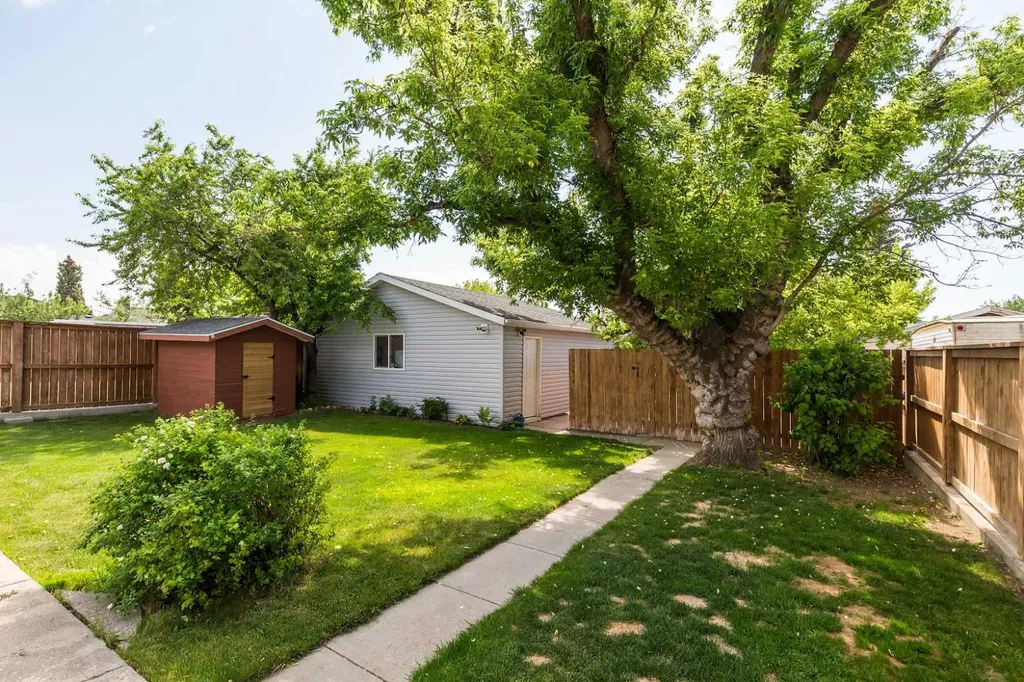 16 Simon Fraser Boulevard W Lethbridge AB T1K 4L4