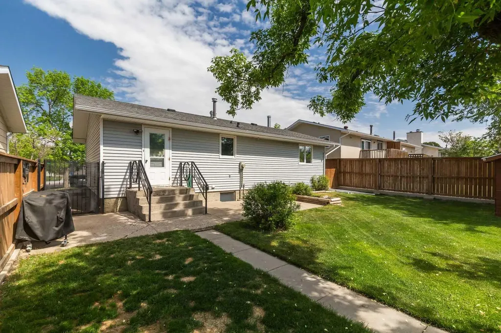 16 Simon Fraser Boulevard W Lethbridge AB T1K 4L4