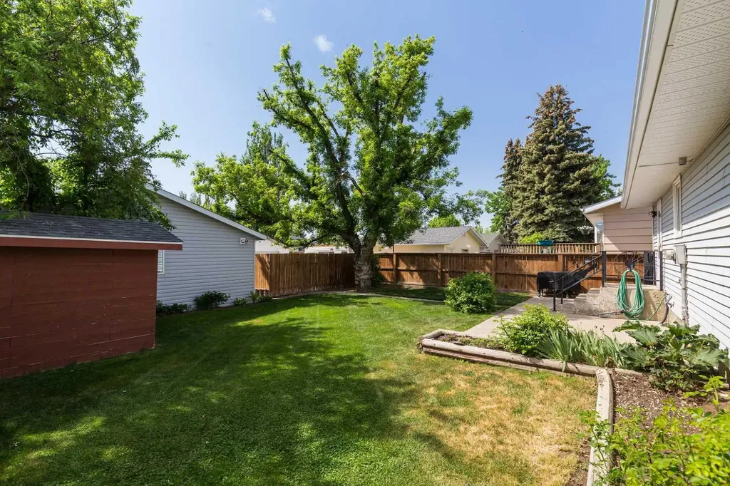 16 Simon Fraser Boulevard W Lethbridge AB T1K 4L4