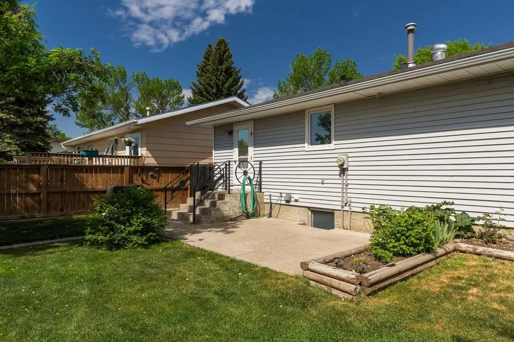 16 Simon Fraser Boulevard W Lethbridge AB T1K 4L4