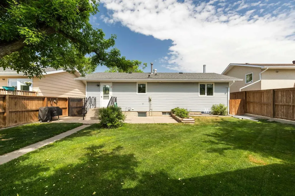 16 Simon Fraser Boulevard W Lethbridge AB T1K 4L4
