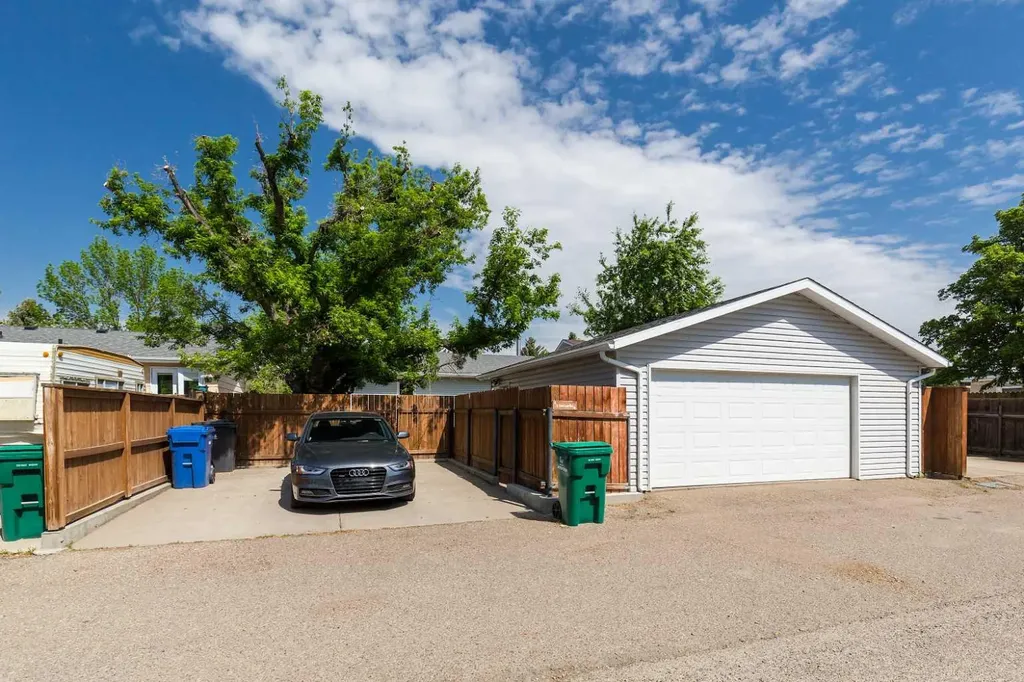 16 Simon Fraser Boulevard W Lethbridge AB T1K 4L4