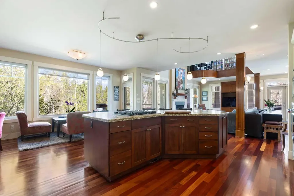 7 Discovery Ridge Cove SW Calgary AB T2H 4Y1