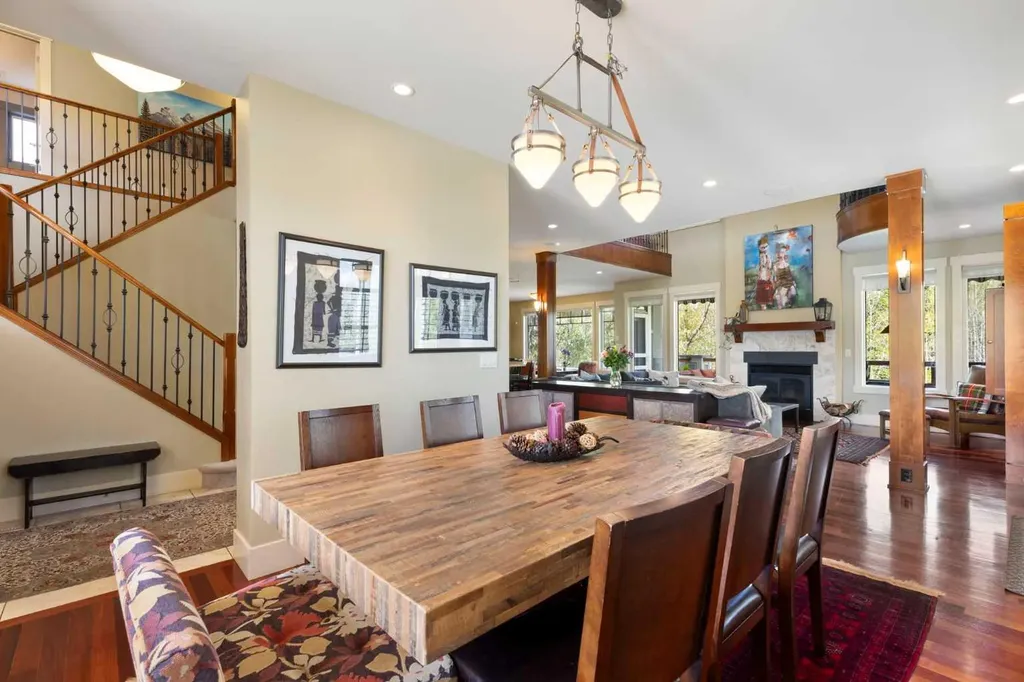 7 Discovery Ridge Cove SW Calgary AB T2H 4Y1