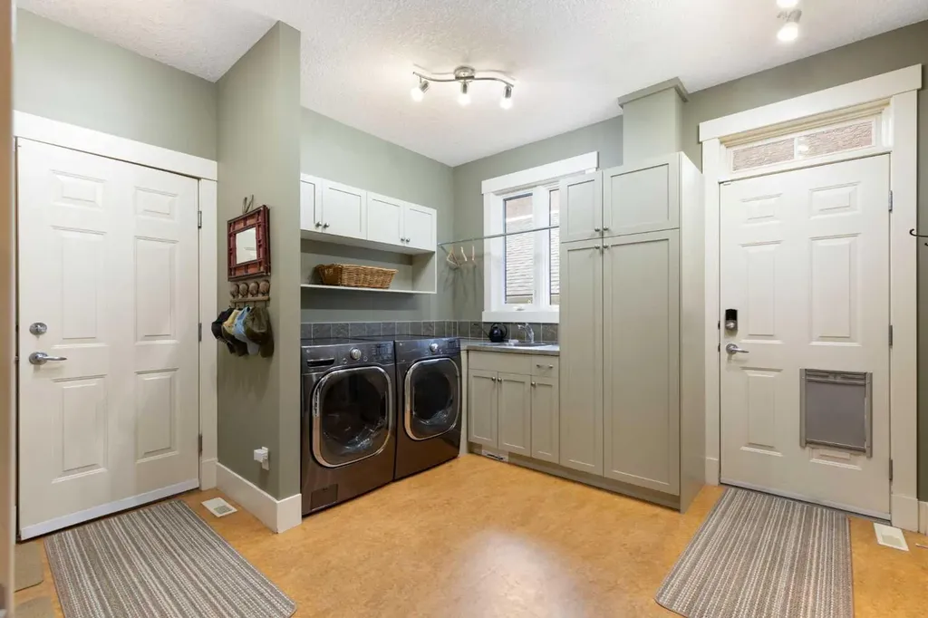 7 Discovery Ridge Cove SW Calgary AB T2H 4Y1