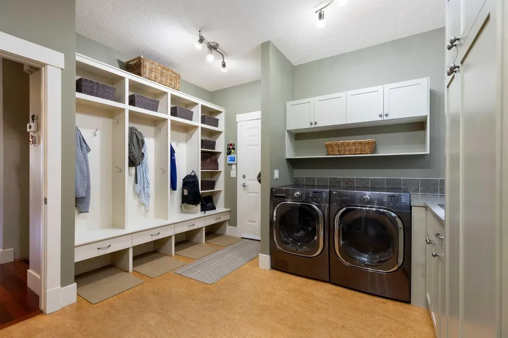 7 Discovery Ridge Cove SW Calgary AB T2H 4Y1