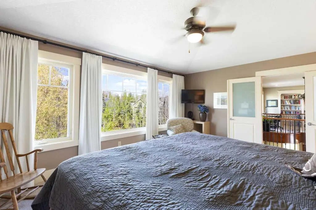 7 Discovery Ridge Cove SW Calgary AB T2H 4Y1