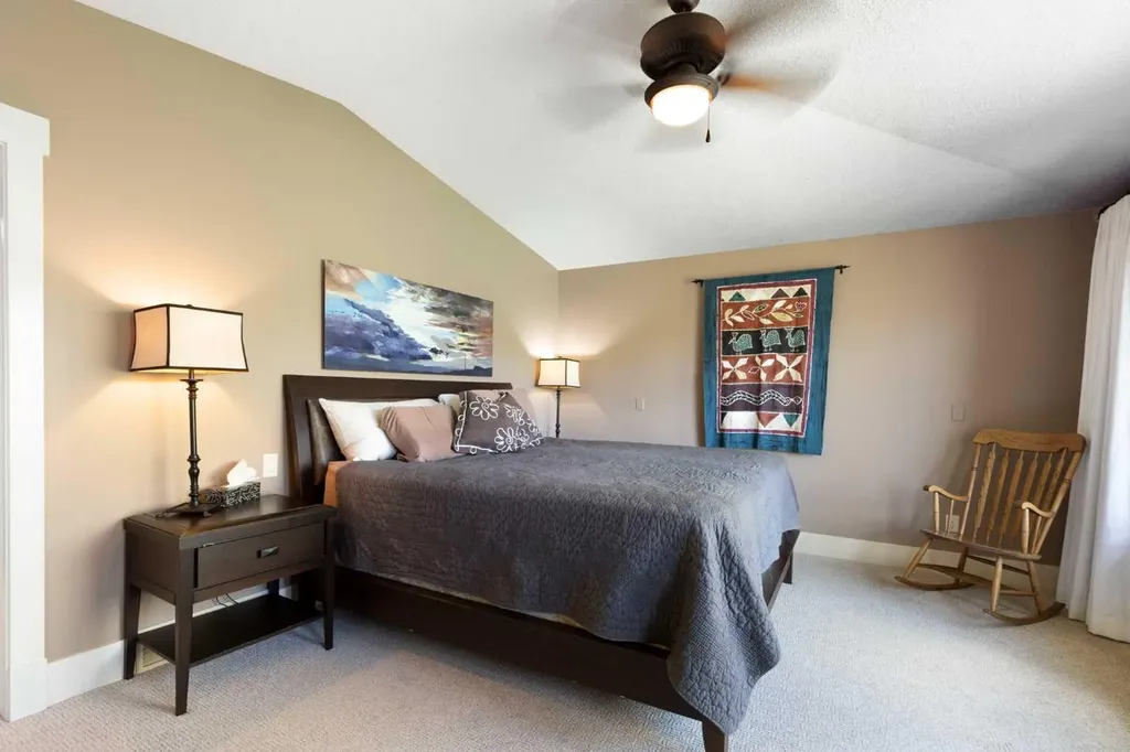 7 Discovery Ridge Cove SW Calgary AB T2H 4Y1