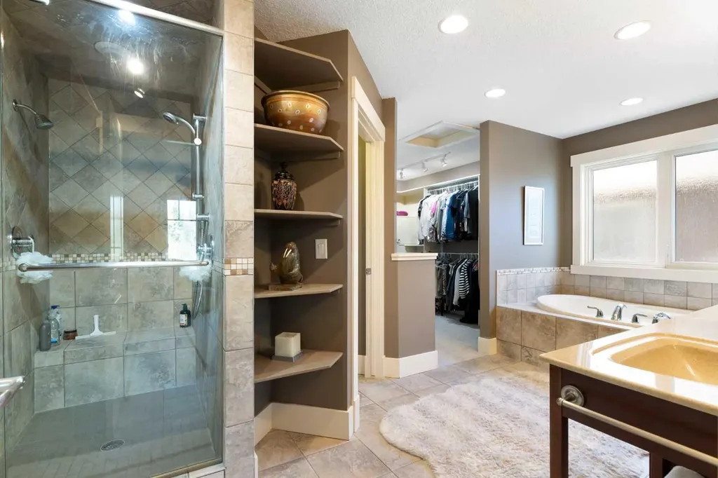 7 Discovery Ridge Cove SW Calgary AB T2H 4Y1