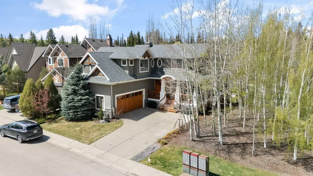 7 Discovery Ridge Cove SW Calgary AB T2H 4Y1