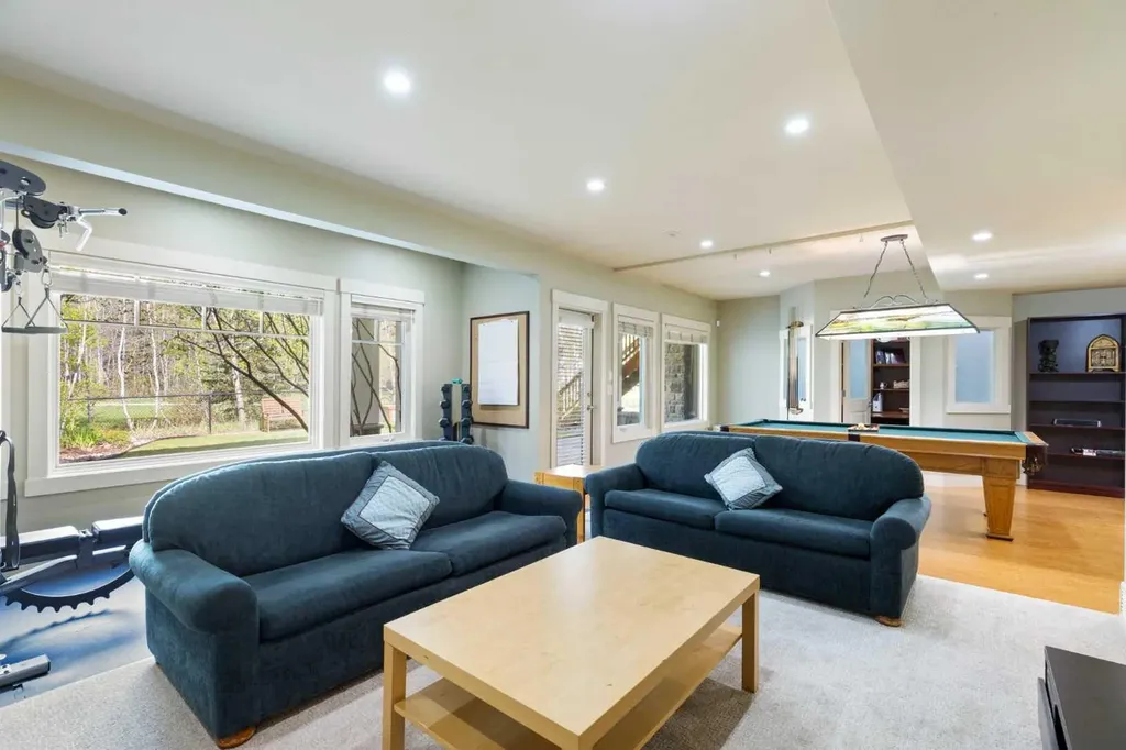7 Discovery Ridge Cove SW Calgary AB T2H 4Y1