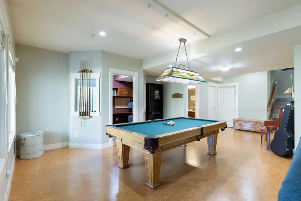 7 Discovery Ridge Cove SW Calgary AB T2H 4Y1