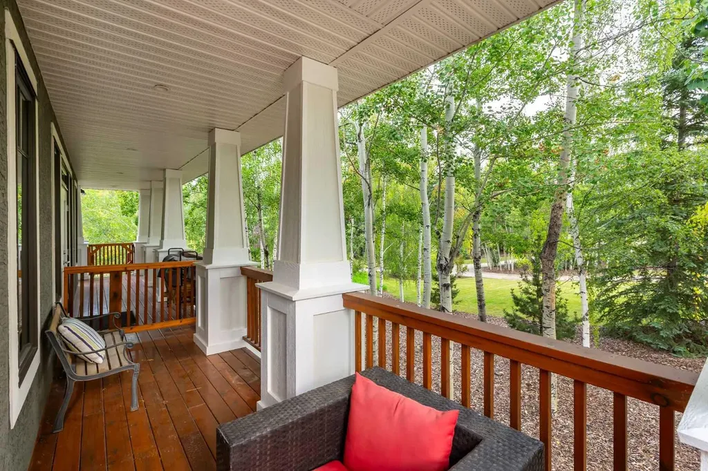 7 Discovery Ridge Cove SW Calgary AB T2H 4Y1