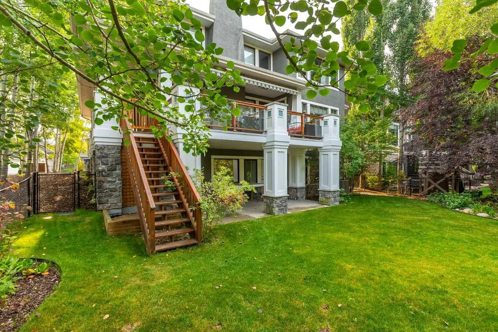 7 Discovery Ridge Cove SW Calgary AB T2H 4Y1