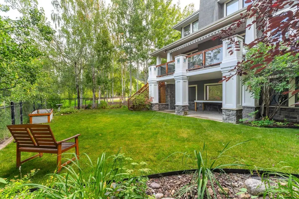 7 Discovery Ridge Cove SW Calgary AB T2H 4Y1