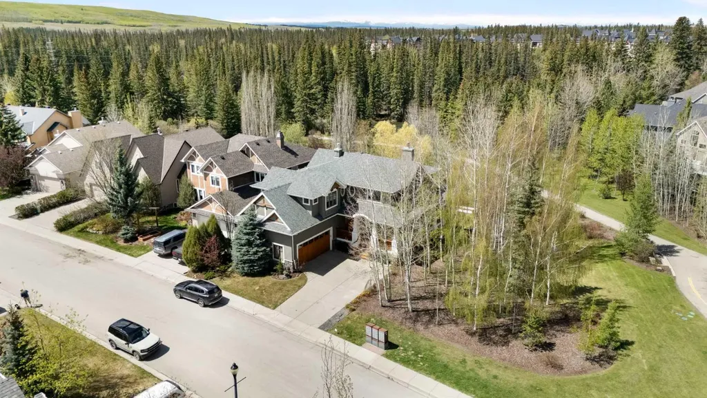 7 Discovery Ridge Cove SW Calgary AB T2H 4Y1