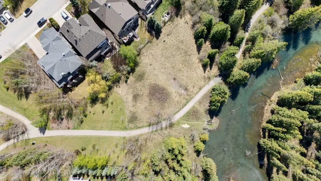 7 Discovery Ridge Cove SW Calgary AB T2H 4Y1