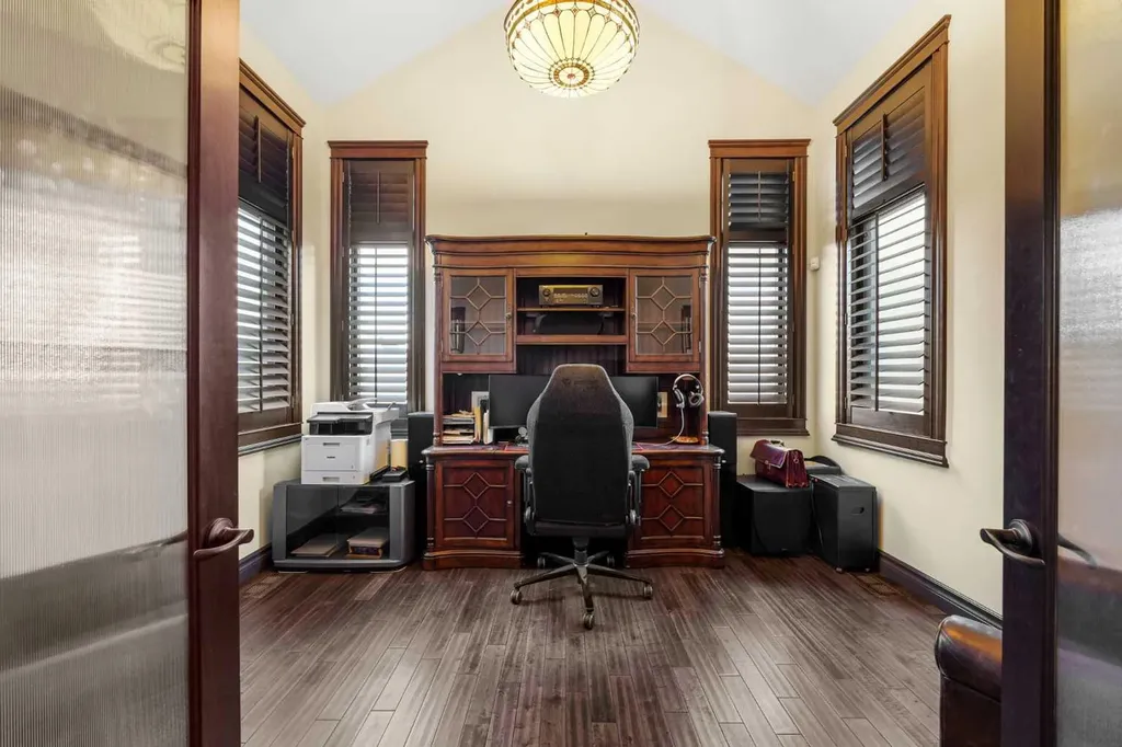 11 Timberline Gate SW Calgary AB T3H 0W3
