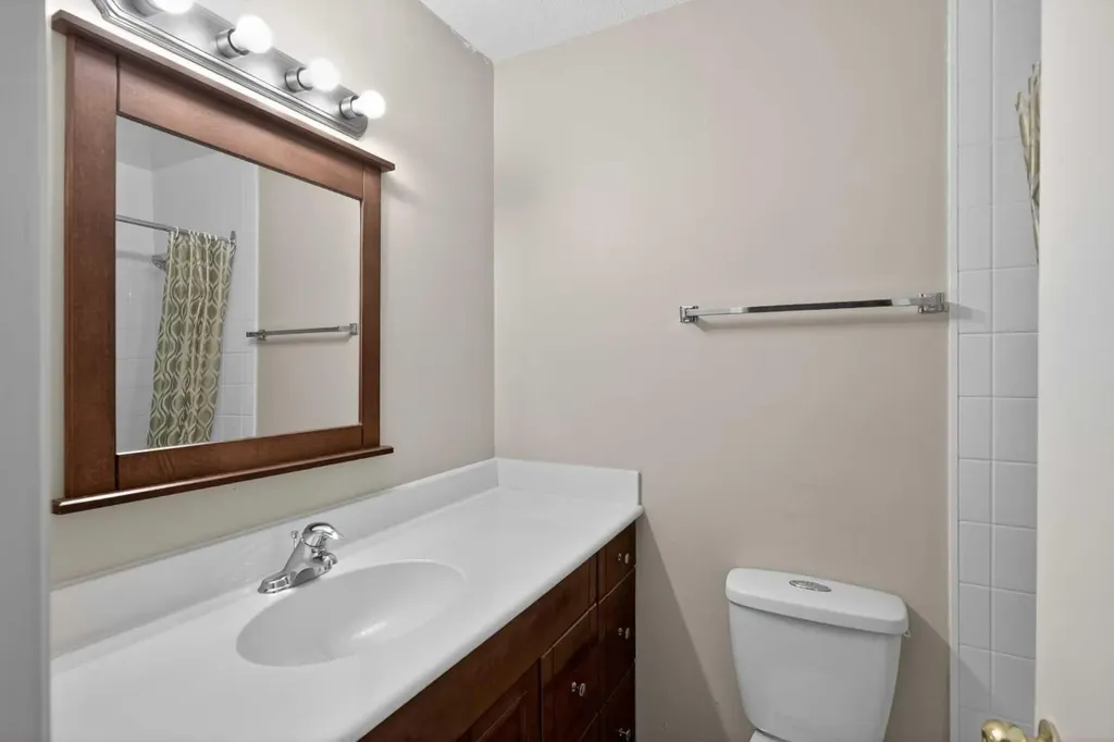 210 86 Avenue SE Calgary AB T2H 1N6