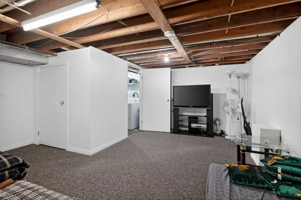 210 86 Avenue SE Calgary AB T2H 1N6