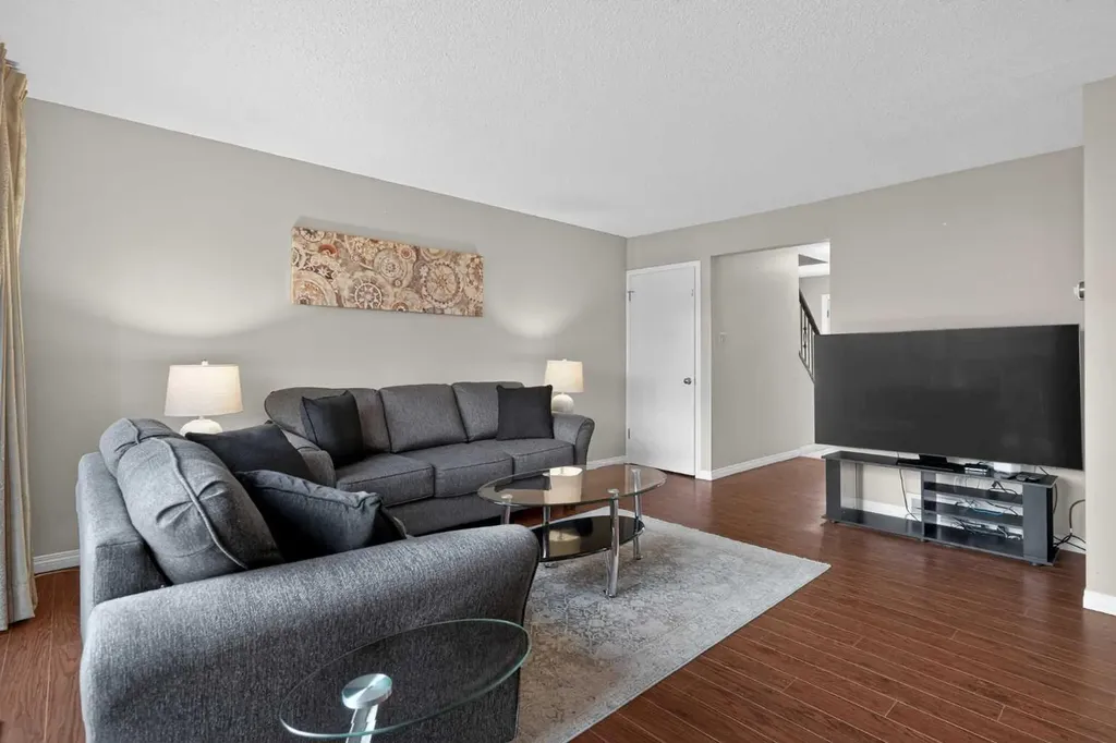 210 86 Avenue SE Calgary AB T2H 1N6