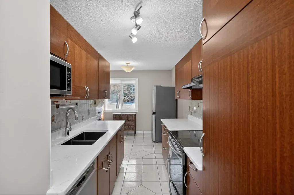 210 86 Avenue SE Calgary AB T2H 1N6