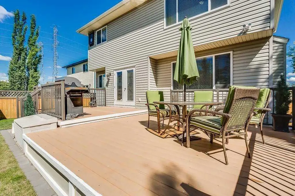 249 West Lakeview Place Chestermere AB T1X1K4