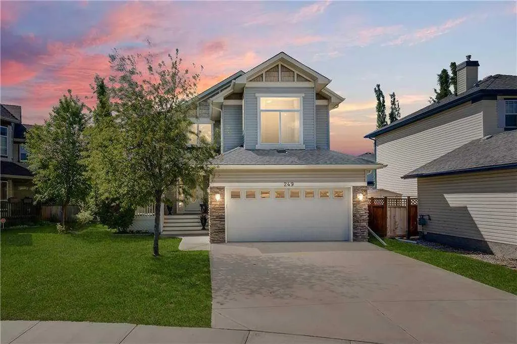 249 West Lakeview Place Chestermere AB T1X1K4