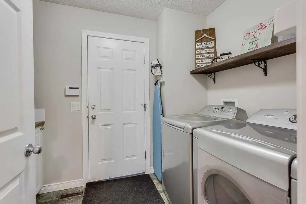 249 West Lakeview Place Chestermere AB T1X1K4