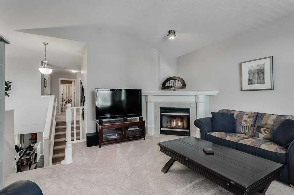 249 West Lakeview Place Chestermere AB T1X1K4