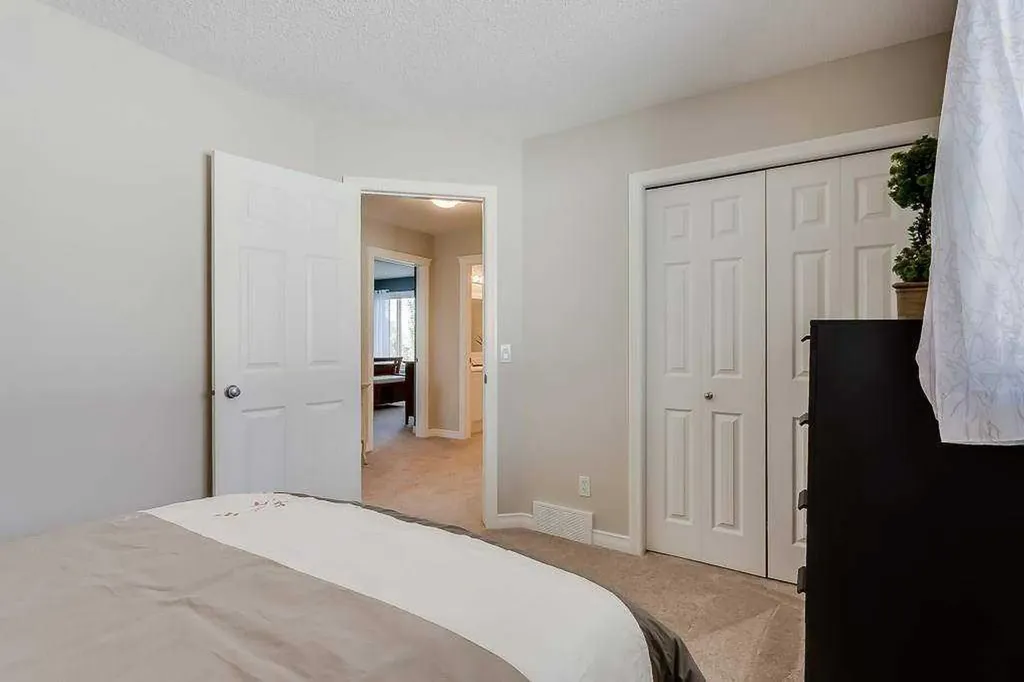 249 West Lakeview Place Chestermere AB T1X1K4