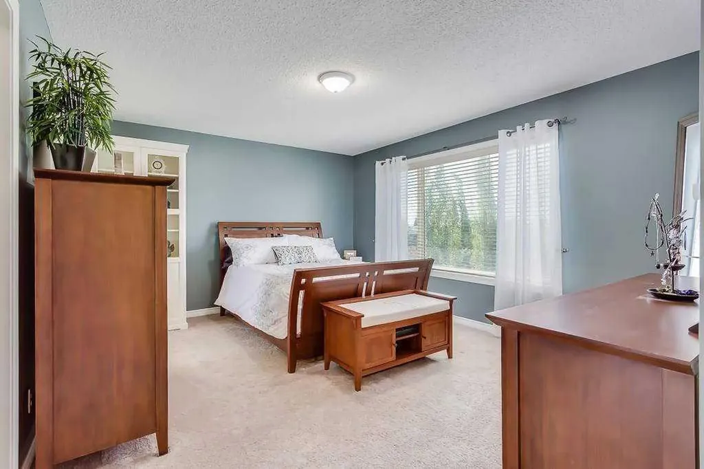 249 West Lakeview Place Chestermere AB T1X1K4