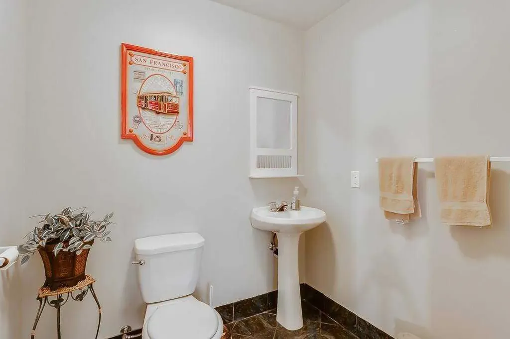 249 West Lakeview Place Chestermere AB T1X1K4