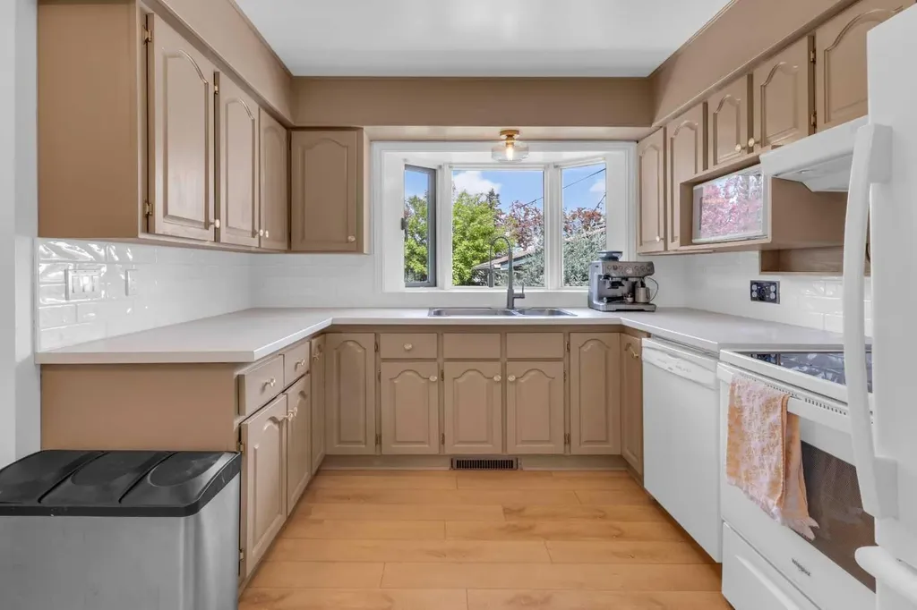 77 Hogarth Crescent SW Calgary AB T2V3A8