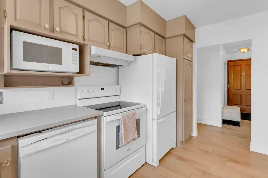 77 Hogarth Crescent SW Calgary AB T2V3A8