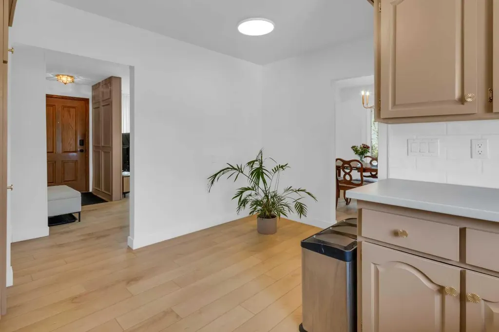 77 Hogarth Crescent SW Calgary AB T2V3A8