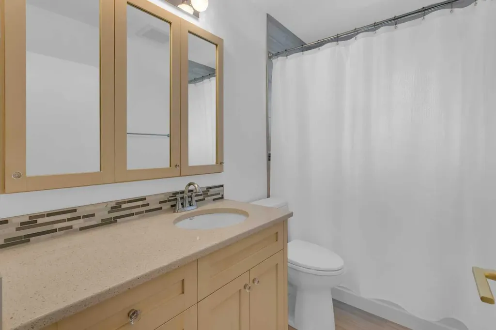 77 Hogarth Crescent SW Calgary AB T2V3A8