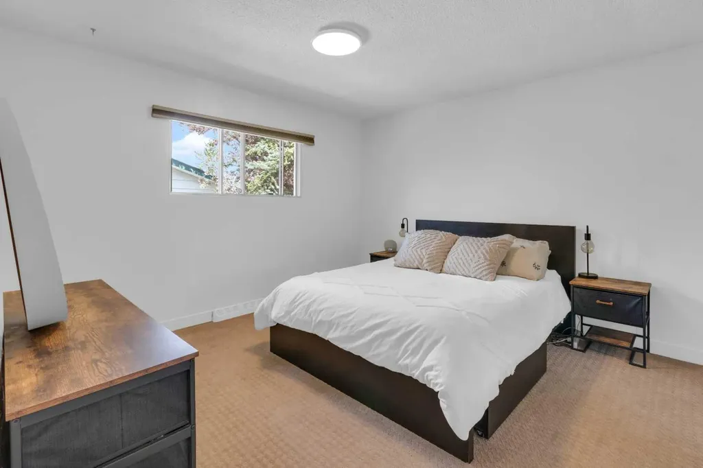 77 Hogarth Crescent SW Calgary AB T2V3A8