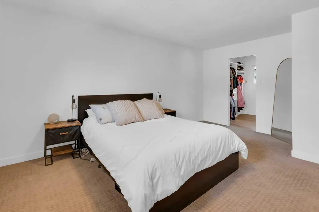 77 Hogarth Crescent SW Calgary AB T2V3A8